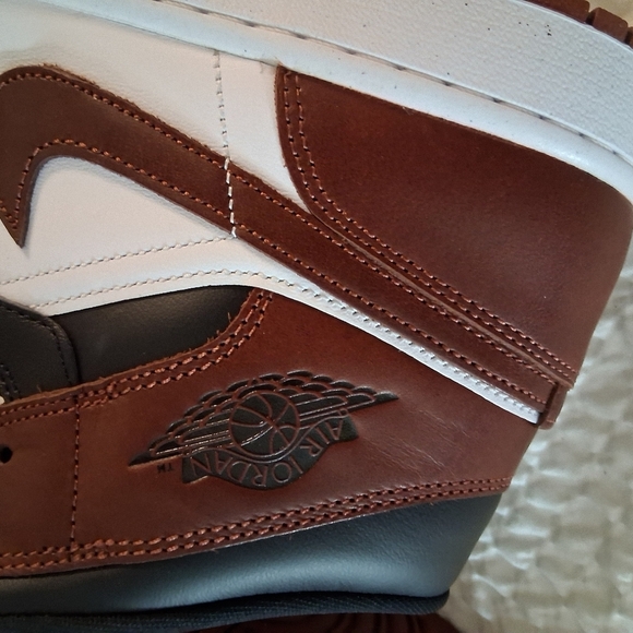 Air Jordan 1 Mid SE \'Dark Pony\' HF3216-102  Size 11 Brand New main image 8